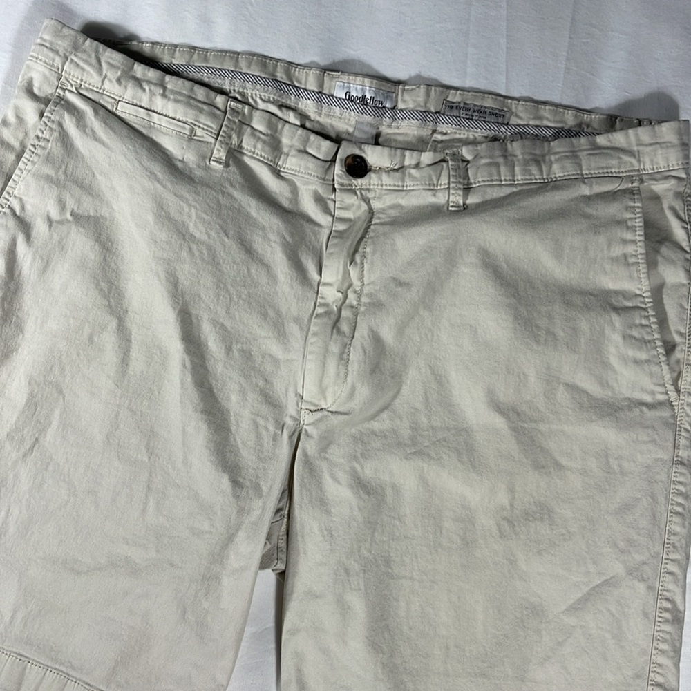 Goodfellow mens stone khaki Linden flat front 8.5" inseam chino shorts - size 42